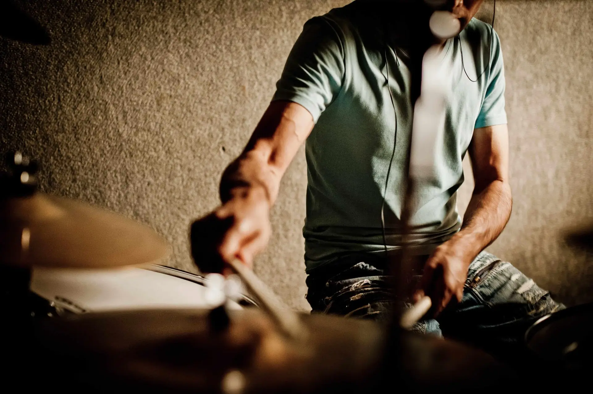 Batteur suivant un cours de percussion indienne